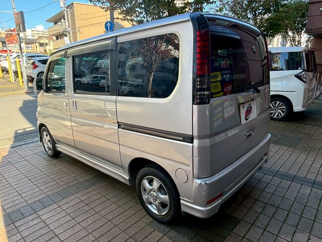 ウィンカーがクリアランプで高級感を演出しております。